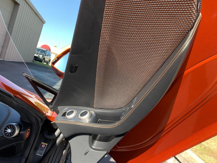 Детали интерьера McLaren MP4-12C 2012 года  (фото 31 из 48)